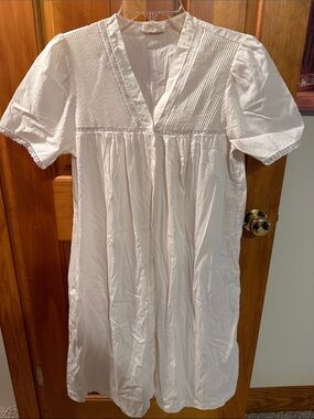 Classic White Cotton Nightgown - Elegant V-Neck Sleep Dress